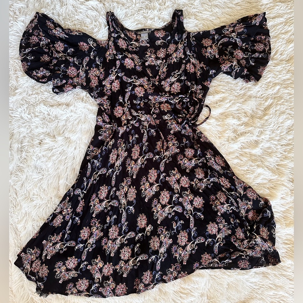 ⭐️5/$25⭐️Black paisley wrap dress